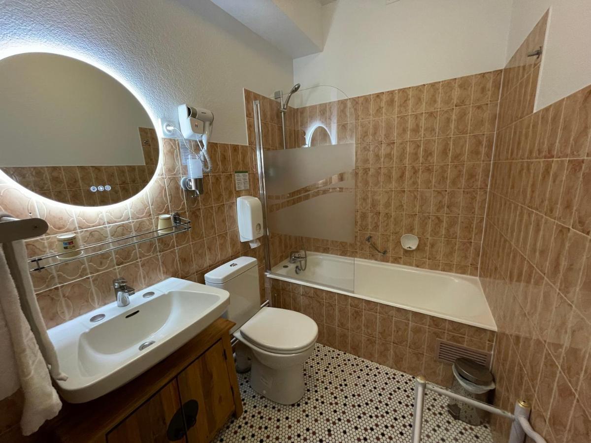 Balzac Hotel Restaurant Фужер Экстерьер фото